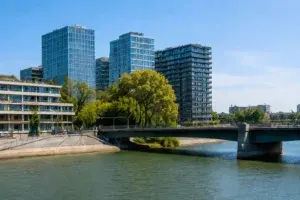 Vue des bâtiments et des quais de Seine à Alfortville